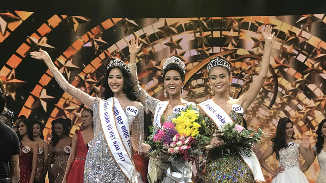 H'Hen Niê đăng quang Miss Universe Vietnam 2017, lần đầu tiên trong lịch sử Hoa hậu tóc ngắn đến vậy! Ảnh 2