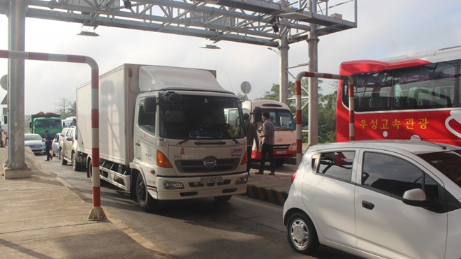 Hàng chục tài xế 'đại náo' trạm thu phí Sóc Trăng từ sáng sớm Ảnh 2