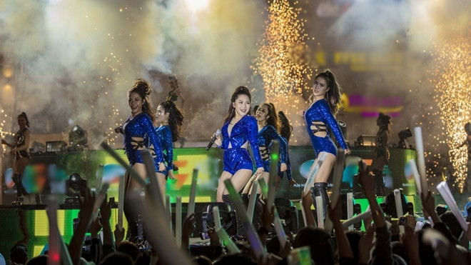 Hương Tràm vừa cất lời ‘Em gái mưa’ Hà Nội liền đổ mưa, hát xong thì… trời tạnh Ảnh 2