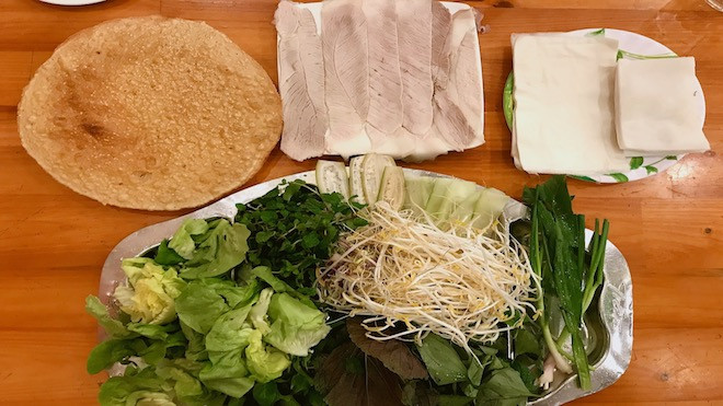 Đến Đà Nẵng nhất định phải tìm bánh tráng thịt heo, nhưng ăn thế nào mới đúng cách Ảnh 2