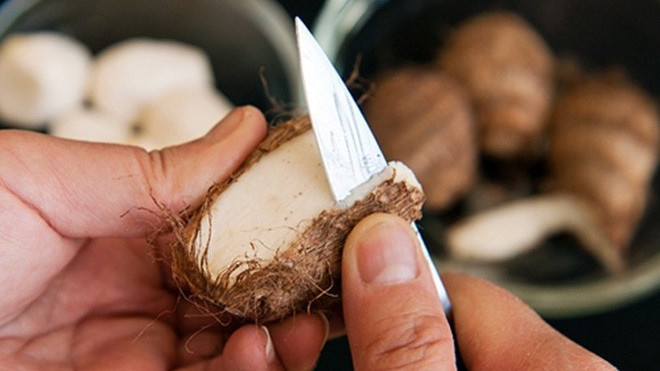 Mách bạn: Nếu tay bị ngứa do gọt khoai sọ, đừng gãi sột soạt mà hãy làm ngay việc này Ảnh 2