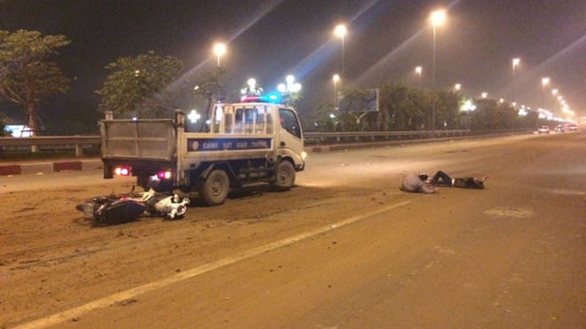 Xe tải 'thải bậy' khắp mặt cầu Nhật Tân, hơn chục xe máy gặp nạn Ảnh 2