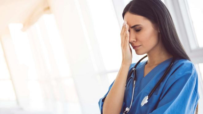 Ở lại tăng ca cứu chữa thêm người bệnh, nữ y tá bức xúc vì điều vô lý này Ảnh 2