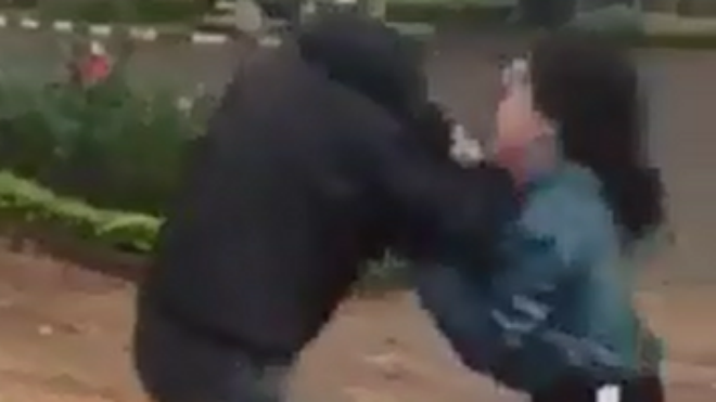 Xôn xao clip 2 nhóm thiếu nữ nắm tóc, cầm nón bảo hiểm đánh vào đầu nhau Ảnh 2