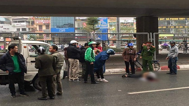 Nam thanh niên rơi từ trên cầu xuống mặt đường nằm bất tỉnh trong thời tiết giá rét Ảnh 2