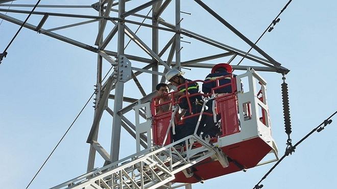 Hàng trăm người vây kín xem cuộc giải cứu người đàn ông nghi 'ngáo đá' trèo lên cột điện cao thế Ảnh 2