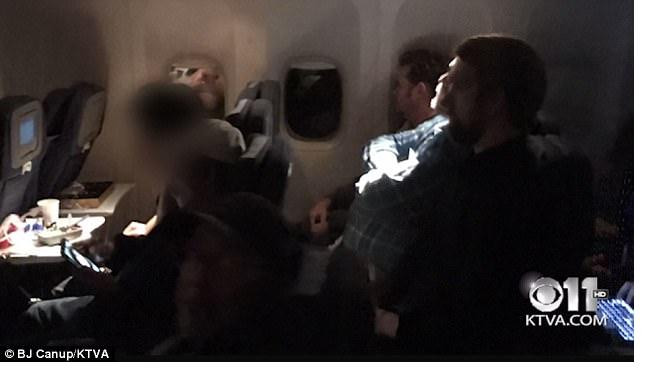 Hành khách Việt bôi chất thải khắp toilet, máy bay Mỹ buộc chuyển hướng Ảnh 2