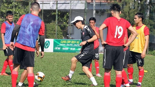 'Soái ca' Miura đeo kính đen cực chất, tra tấn thể lực đội bóng của Công Vinh trong ngày hội quân Ảnh 2