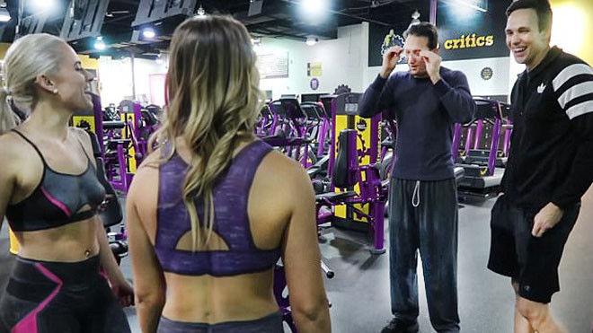 Hai hot girl khỏa thân tập gym giữa bàn dân thiện hạ mà không ai phát hiện Ảnh 2