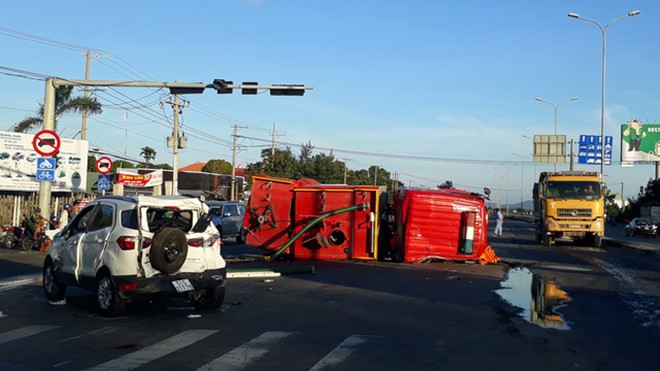 Cháy nhà máy giấy, xe chữa cháy lật nghiêng gây tai nạn Ảnh 2