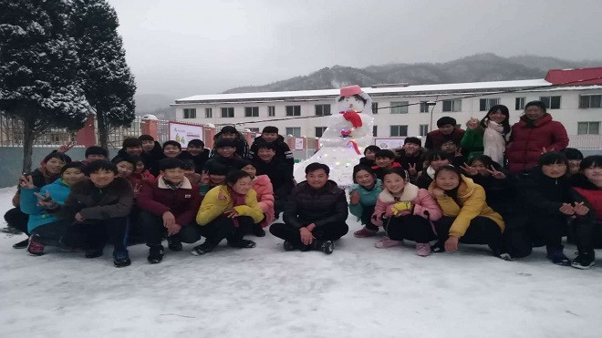 Tuyết giăng kín đường về nhà, thầy trò vẫn mở tiệc liên hoan giữa trời lạnh giá Ảnh 2