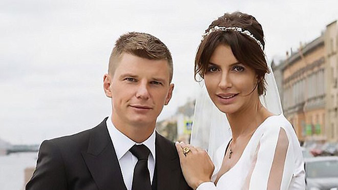 Bị đuổi xuống máy bay, vợ cựu sao Arsenal tự nhận là điệp viên Nga Ảnh 2