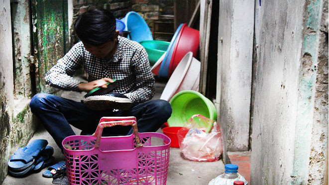 Chàng trai 25 tuổi và câu chuyện xót xa vượt giá rét, đi đánh giày lấy tiền chữa bệnh Ảnh 2