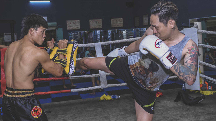 Ca sĩ Duy Mạnh lần đầu phô diễn kỹ năng 'tung liên hoàn cước' trên sàn Muay Thái Ảnh 2