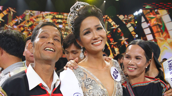 Bố mẹ H'Hen Niê phải vay 1 triệu đồng đến ủng hộ con gái trong đêm chung kết HHHV Việt Nam Ảnh 2