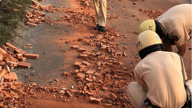 Hành động đẹp: CSGT TP.HCM dùng tay dọn dẹp từng viên gạch từ xe đầu kéo gặp nạn trên đường Ảnh 2