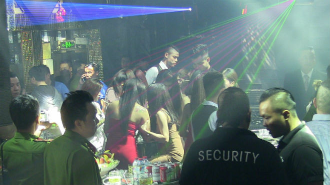 Dân chơi trong quán karaoke hỗn loạn phi tang ma tuý dưới gầm bàn Ảnh 2