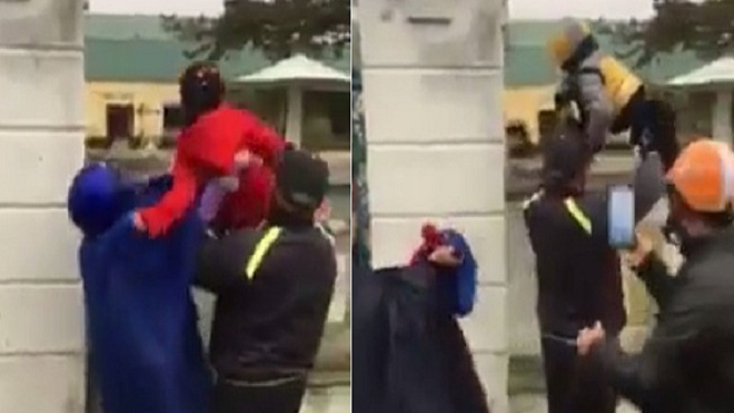 Nhà trường 'phạt học sinh đến muộn ngày rét', phụ huynh phải bế con trèo qua cổng Ảnh 2