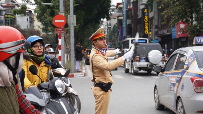 Ngày lạnh nhất từ đầu mùa, cảnh sát giao thông vẫn bắt đầu nhiệm vụ từ 5h sáng Ảnh 2