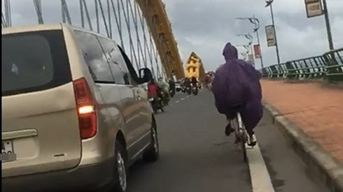 Ôtô đi chậm chắn gió giúp người phụ nữ đạp xe qua cầu ở Đà Nẵng Ảnh 2