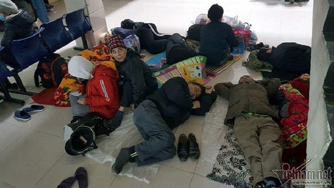 Hà Nội: 'Lót ổ' hành lang bệnh viện, đốt lửa vệ đường chống rét Ảnh 2