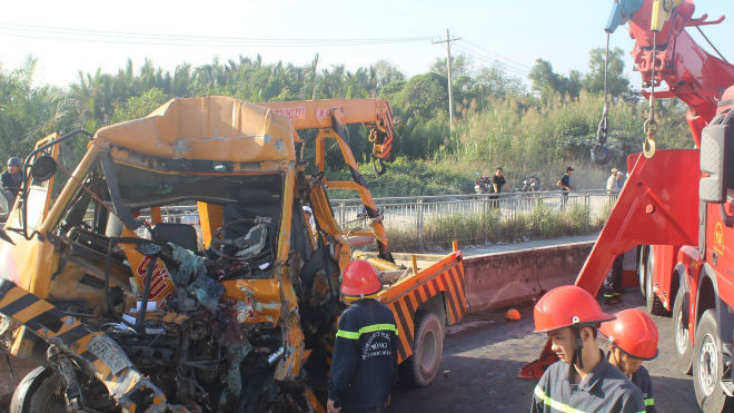 Tai nạn thảm khốc, nhiều mảnh vỡ xe văng khắp đường, thi thể mắc kẹt trong cabin Ảnh 2