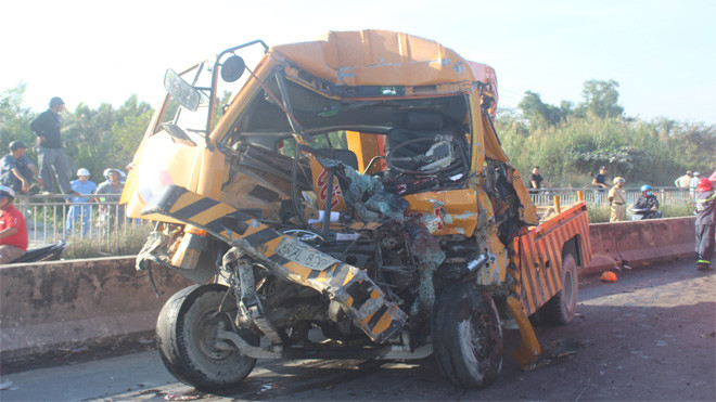 Hiện trường tai nạn thảm khốc trên cầu Phú Mỹ khiến người chứng kiến rùng mình Ảnh 2