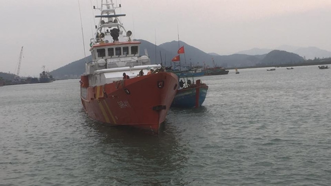 Cứu thành công 10 thuyền viên hoảng loạn sau nhiều giờ chống chọi với sóng biển Ảnh 2
