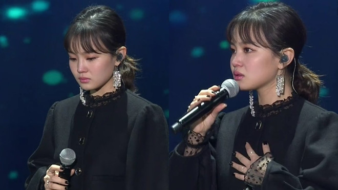 Clip: Lee Hi bật khóc, thẫn thờ không thể hát suốt 1 phút khi biểu diễn ca khúc của Jonghyun Ảnh 2