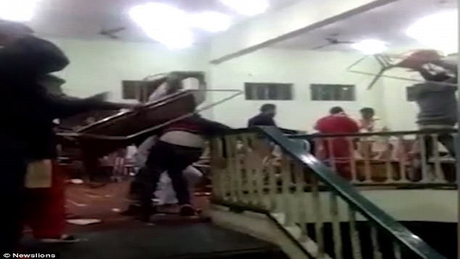 Đám cưới bỗng biến thành 'đấu trường sinh tử' vì lý do hài hước Ảnh 2