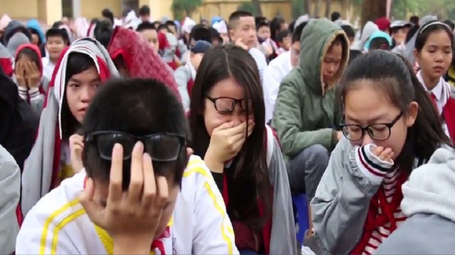 Buổi sinh hoạt đầu tuần hiếm hoi khi học trò khóc rưng rức dưới sân trường Ảnh 2