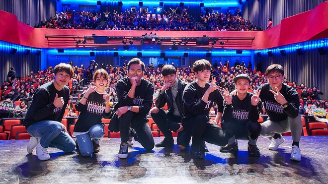 Dàn diễn viên 'Along With The Gods' diện đồng phục vui nhộn mừng doanh thu 'khủng' Ảnh 2