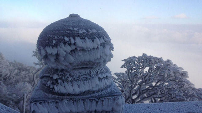 Hình ảnh xuất hiện tuyết rơi lần thứ 2 trên đỉnh Fansipan khiến nhiều người thích thú Ảnh 2