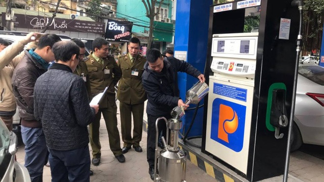 Thực nghiệm vụ xe ô tô dung tích 70L của nam khách hàng có thể đổ được 81,9L xăng Ảnh 2