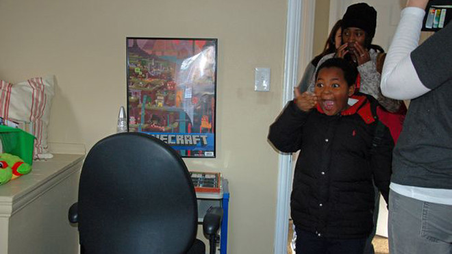 Lần đầu có giường ngủ, cậu bé vô gia cư bật khóc nức nở vì hạnh phúc Ảnh 2