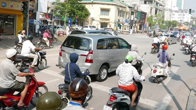 Tài xế kiện cảnh sát giao thông ra tòa vì bị phạt lỗi 'vượt đèn vàng' Ảnh 2