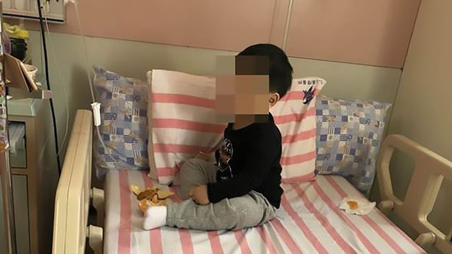 Bố mẹ đi làm xa, bé trai 3 tuổi bị khoá trong nhà cạnh thi thể ông bà suốt 2 ngày Ảnh 2