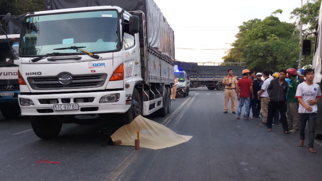 Nữ công nhân đi xe đạp băng qua đường chết thảm dưới bánh xe tải Ảnh 2