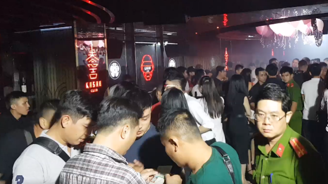 Nhiều dân chơi đang 'phê' bóng cười trong quán bar ở trung tâm Sài Gòn Ảnh 2