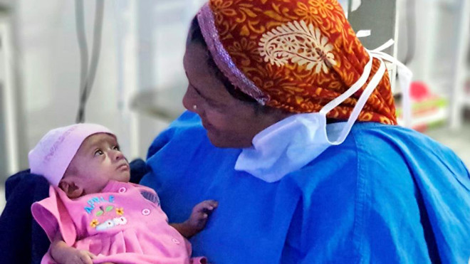 Bé gái tí hon còn nhẹ hơn thanh socola vẫn sống sót một cách thần kỳ Ảnh 2