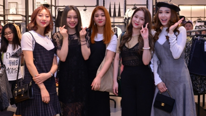 Minh Hằng lên đồ thanh lịch, rạng rỡ ‘đọ sắc’ cùng girlgroup Hàn Quốc Ảnh 2