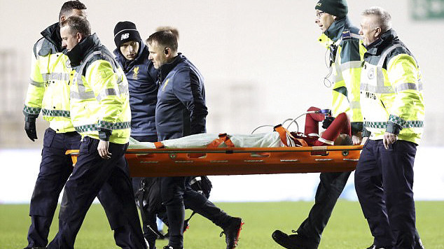 Sao trẻ Liverpool phải thở Oxy, rời sân trên cán trong màn đại chiến với Man City Ảnh 2