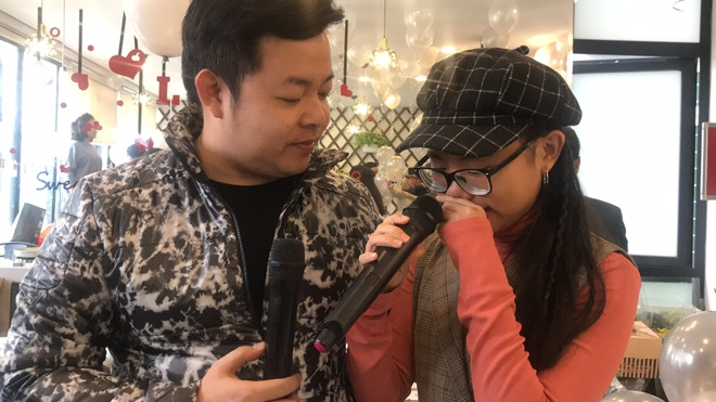 Phương Mỹ Chi khóc nấc bên cạnh ba nuôi Quang Lê trong ngày sinh nhật tuổi 15 Ảnh 2