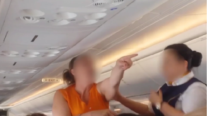 Máy bay buộc phải hạ cánh khẩn cấp vì cặp vợ chồng 'Chí Phèo' Ảnh 2