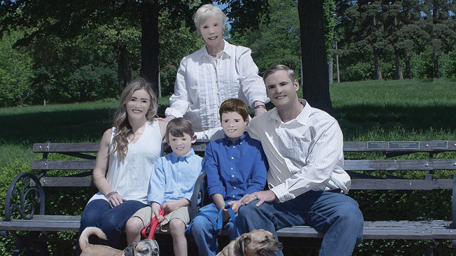 Cười té ghé với bộ ảnh gia đình xấu không chịu nổi đang gây sốt trên mạng xã hội Ảnh 2