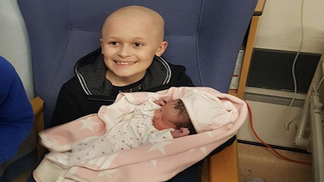 Người anh 9 tuổi bị ung thư quấn quýt bên em gái mới sinh khiến hàng triệu người xúc động Ảnh 2