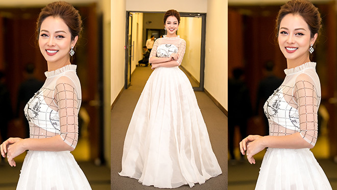 Jennifer Phạm diện đầm xuyên thấu che ngực '1 găng tay' làm MC Ảnh 2