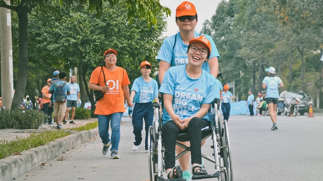Xúc động nhìn người khiếm thị được dắt tay vượt chặng đua 5 km Ảnh 2
