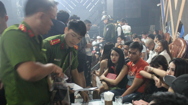 Dân chơi ném ma tuý vương vãi dưới nền nhà, gầm bàn tránh bị Công an phát hiện Ảnh 2