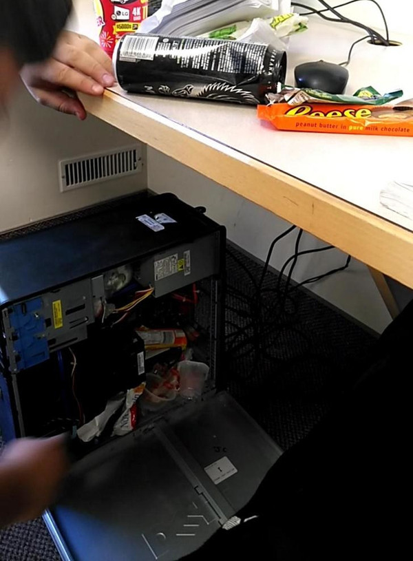 Xin nhắc lại, case máy tính không phải là thùng rác! Ảnh: BuzzFeed